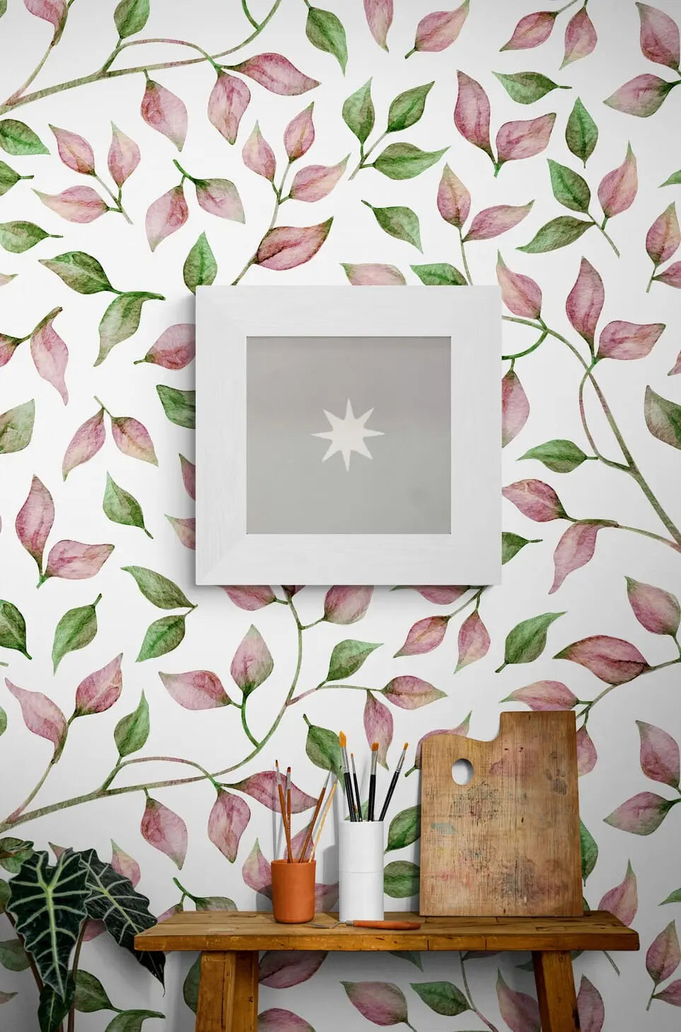 Baldosa hidráulica - Mosaico Tetuán con Estrella Blanca junto a una mesa de madera con utensilios de pintura.